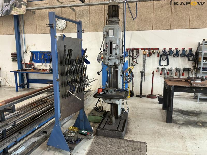 Column drilling machine with equipment 2