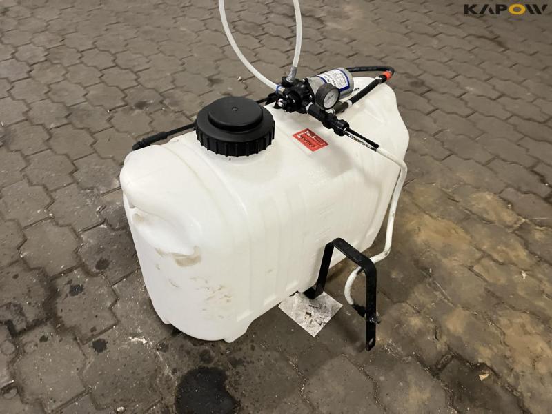 Spray tank with pump 7