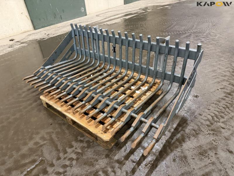 Rock grab with John Deere hitch 1