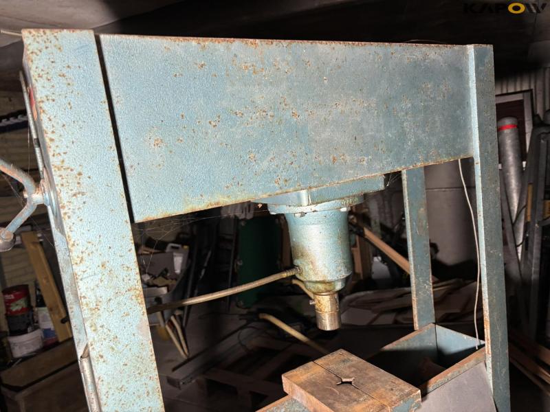 Stenhøj 25 ton presses 13