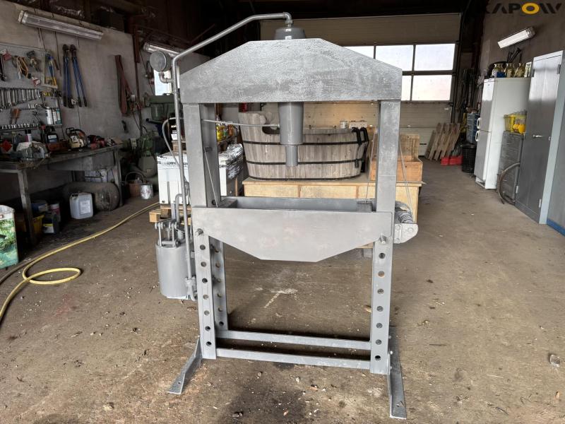 Stenhøj 40 ton presses 2