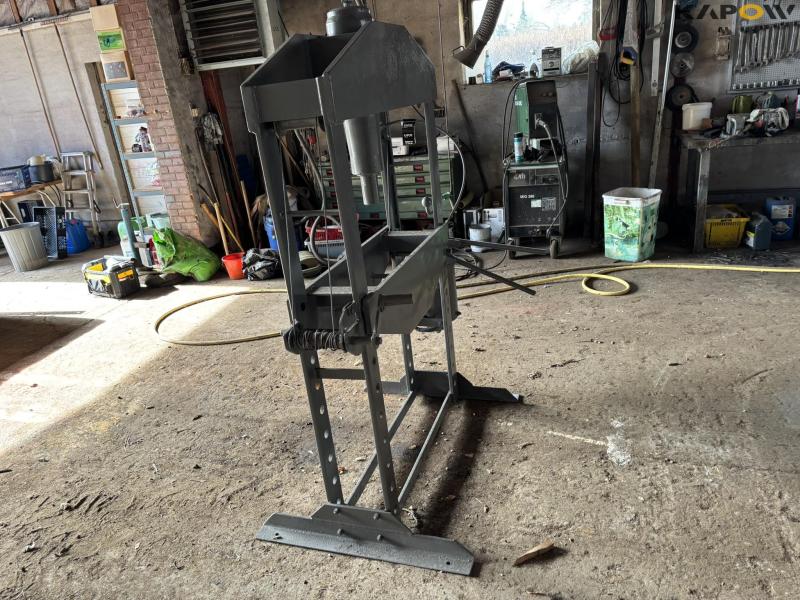 Stenhøj 40 ton presses 8