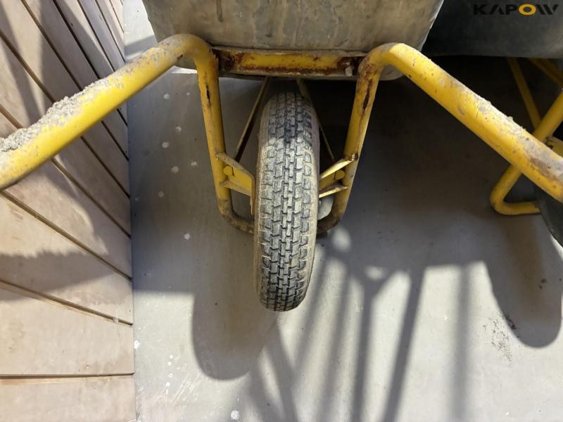 Molding and leveling equipment 32