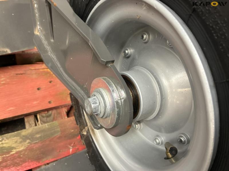 Support wheels 21