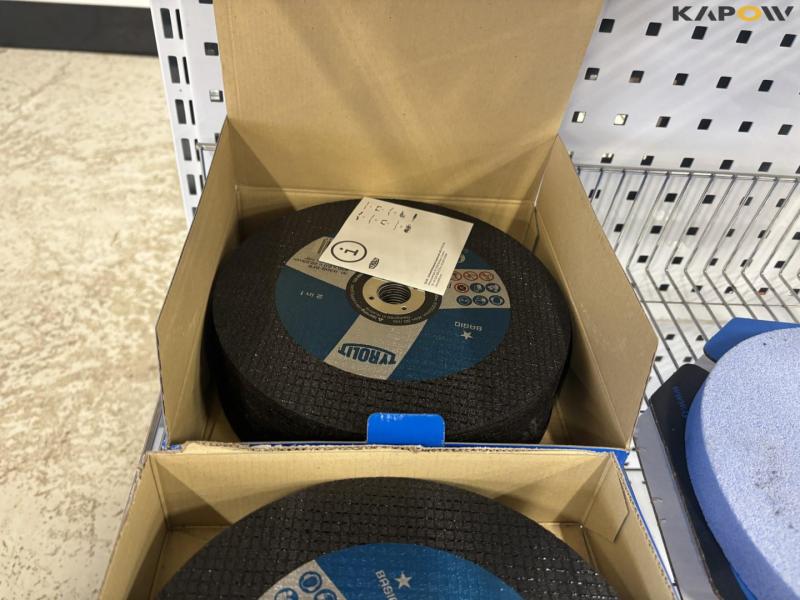 Large batch of drills, cutting discs and miscellaneous 32