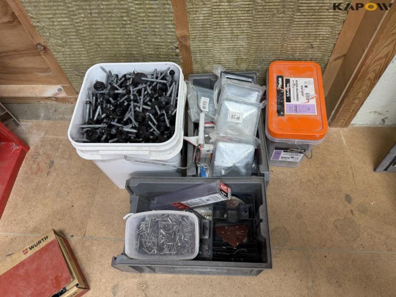 Large batch of screws 22