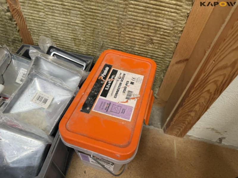 Large batch of screws 26