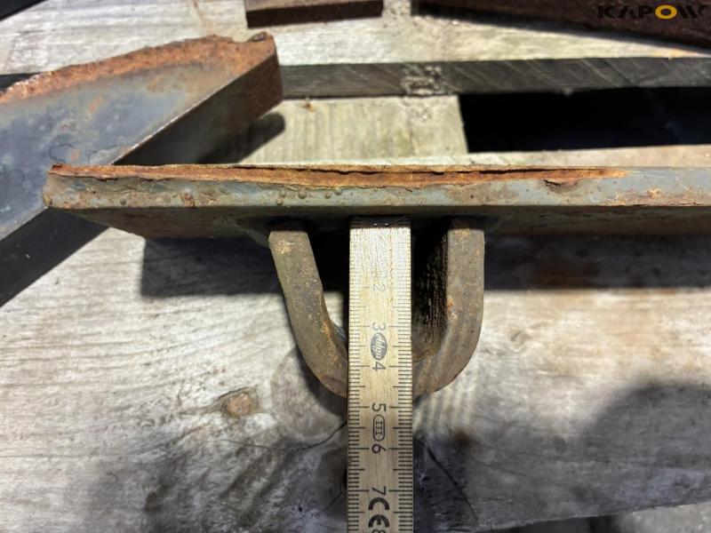 Welding brackets for quick change 12