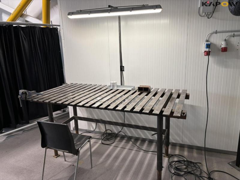 Welding table with light 3