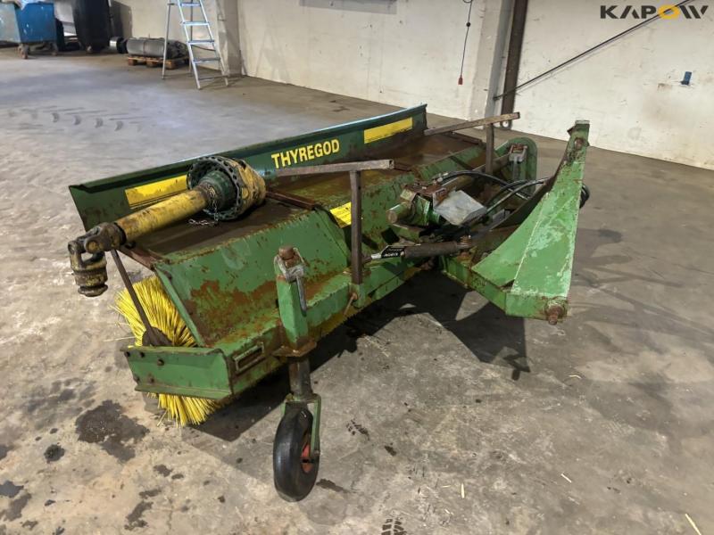 Thyregod broom with 3-point hitch 7