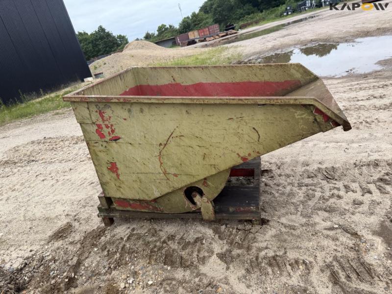 Tipping container for pallet forks 4