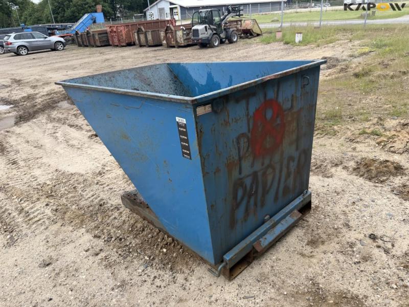 Tipping container for pallet forks 7