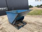 Tipping container for pallet forks 3