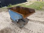 Tipping container for pallet forks 3