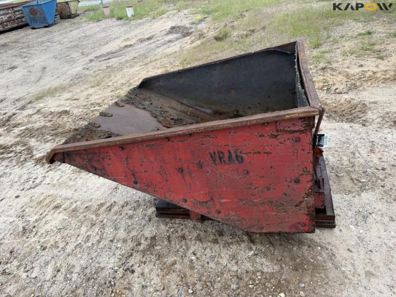 Tipping container for pallet forks 8