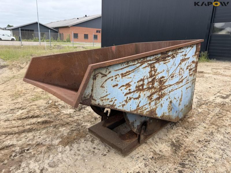 Tipping container for pallet forks 1