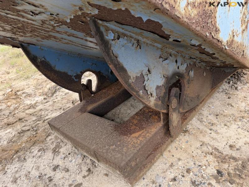 Tipping container for pallet forks 10