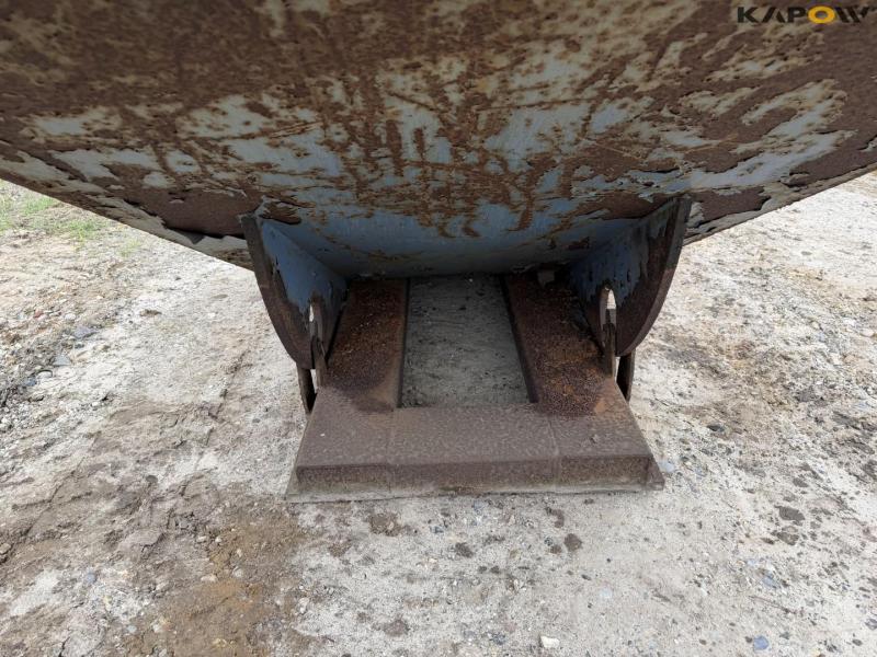 Tipping container for pallet forks 13