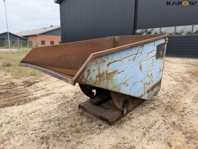Tipping container for pallet forks 1