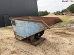 Tipping container for pallet forks 3