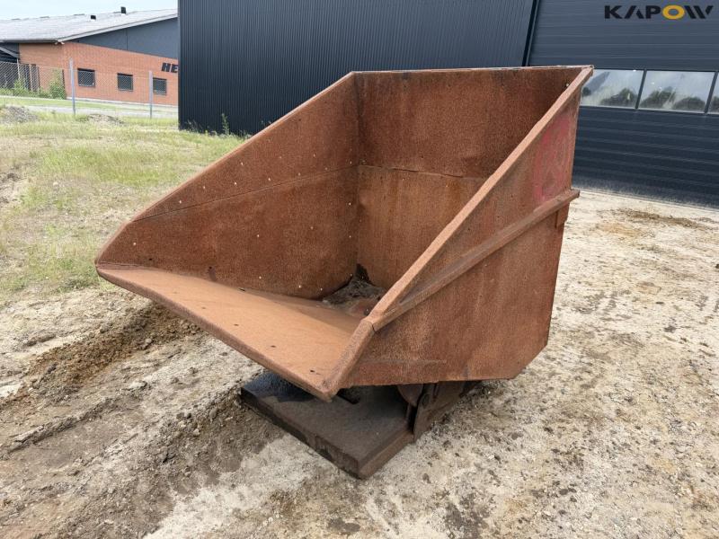 Tipping container for pallet forks 1