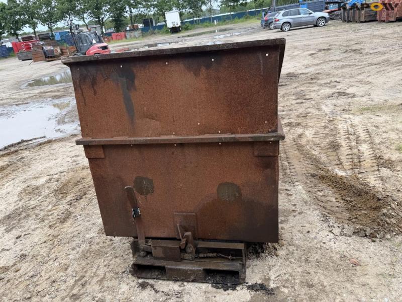 Tipping container for pallet forks 6