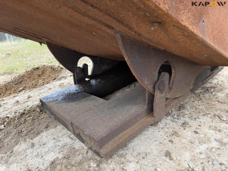 Tipping container for pallet forks 9