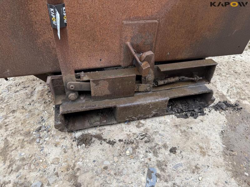 Tipping container for pallet forks 11