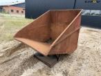 Tipping container for pallet forks 1