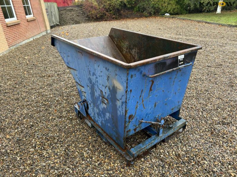 Tipping container for pallet forks 3