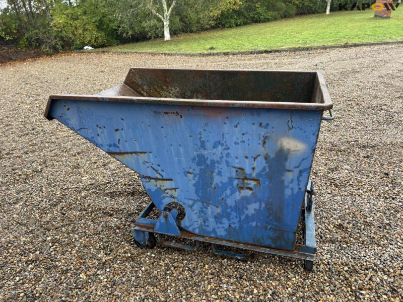 Tipping container for pallet forks 4