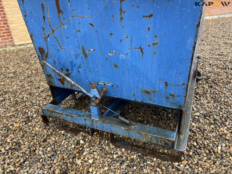 Tipping container for pallet forks 10