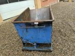 Tipping container for pallet forks 2