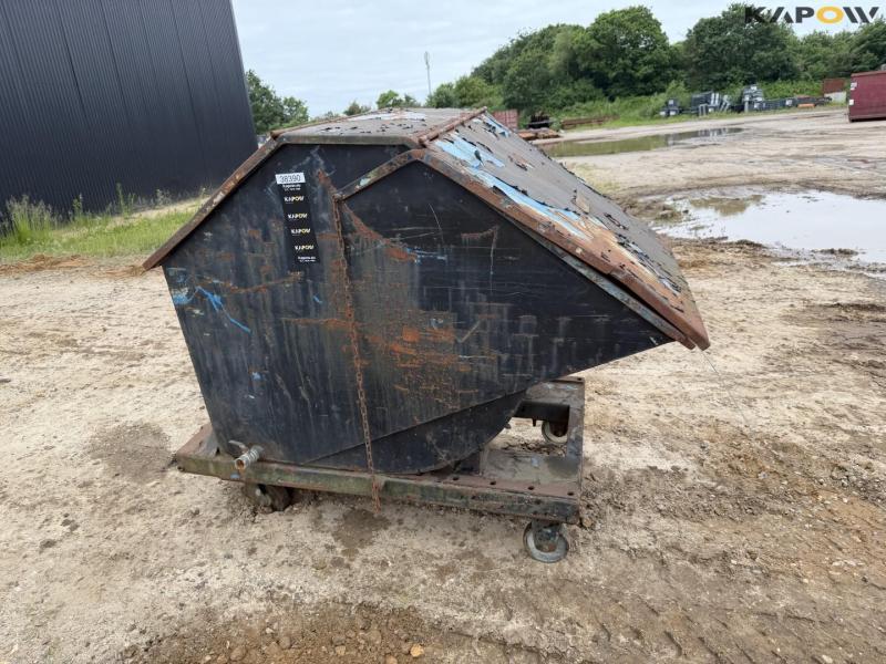 Tipping container for pallet forks 4