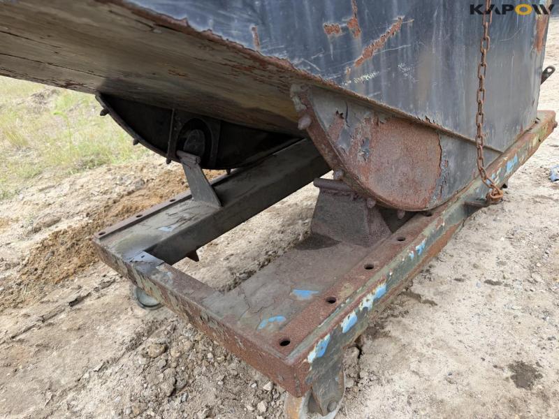 Tipping container for pallet forks 9