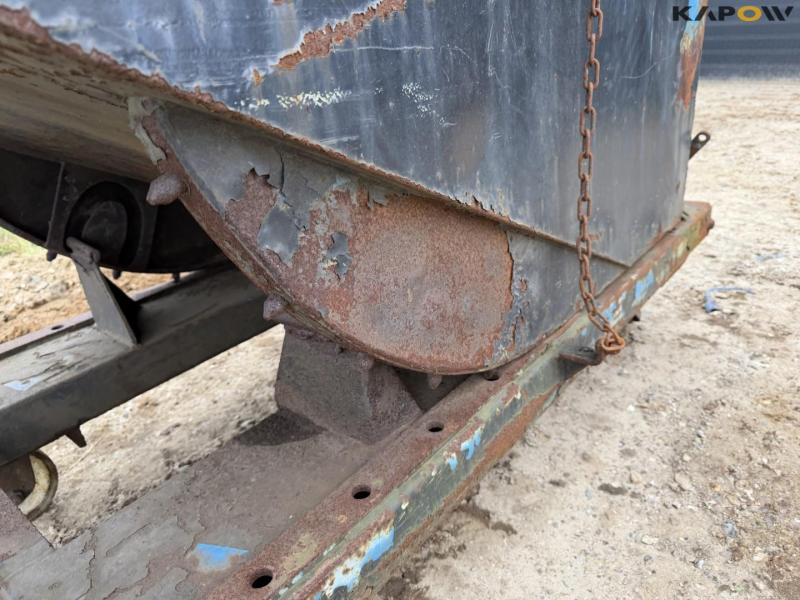 Tipping container for pallet forks 10