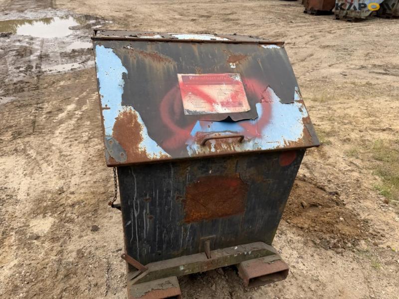 Tipping container for pallet forks 13