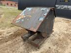 Tipping container for pallet forks 1
