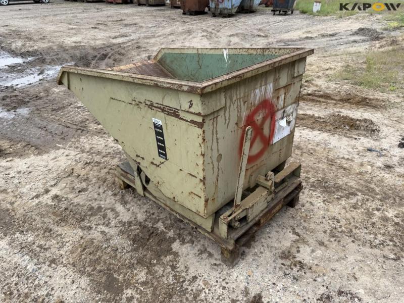 Tipping container for pallet forks 7