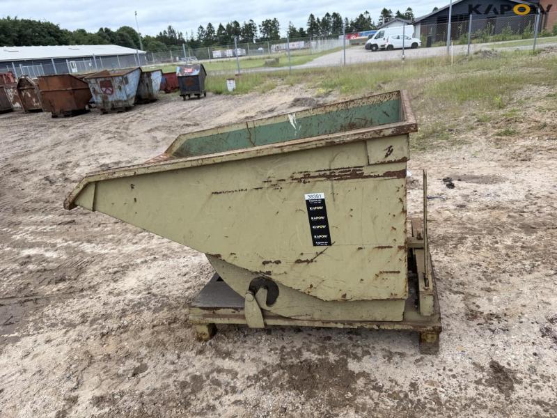 Tipping container for pallet forks 8