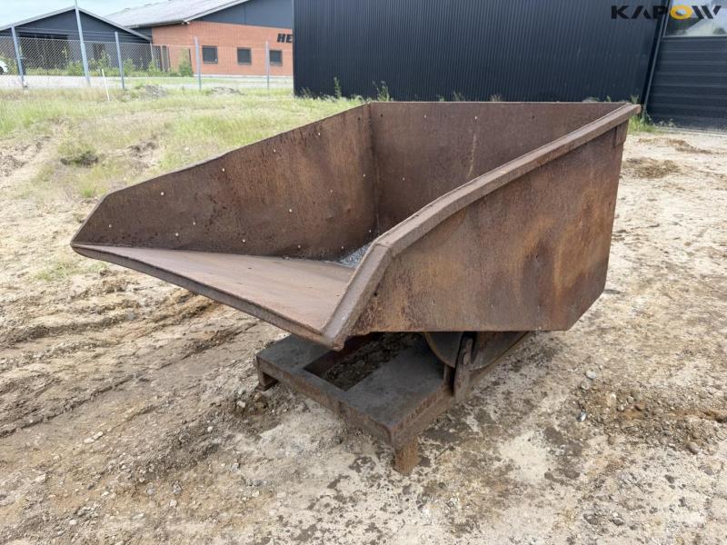 Tipping container for pallet forks 1
