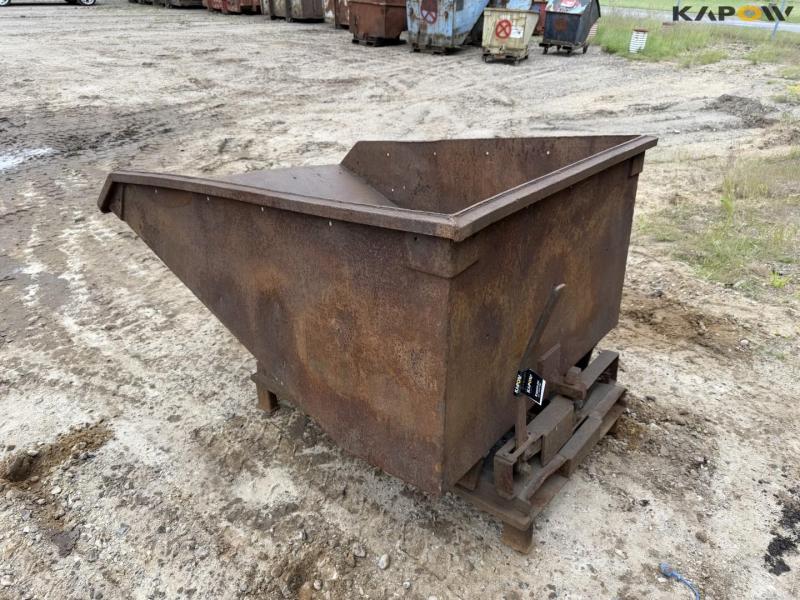 Tipping container for pallet forks 7