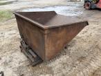Tipping container for pallet forks 5