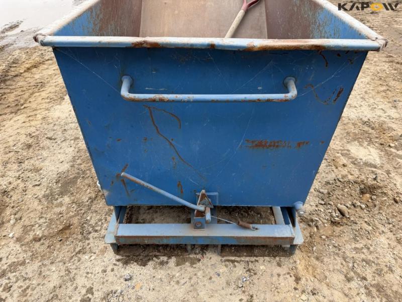 Tipping container for pallet forks 12