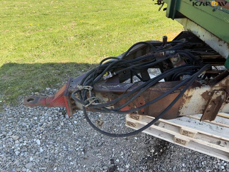Tipper with trailer hitch 10