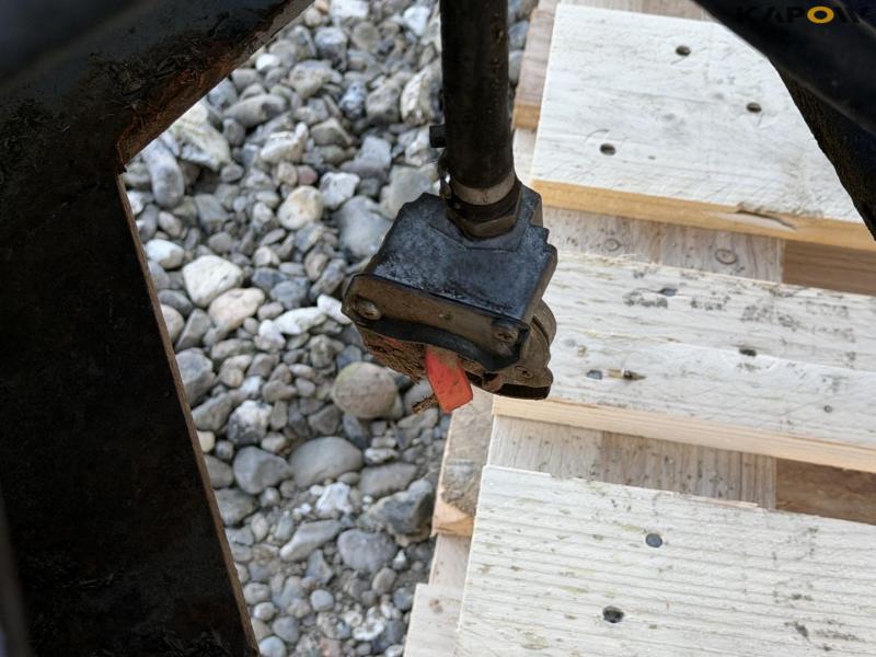 Tipper with trailer hitch 13