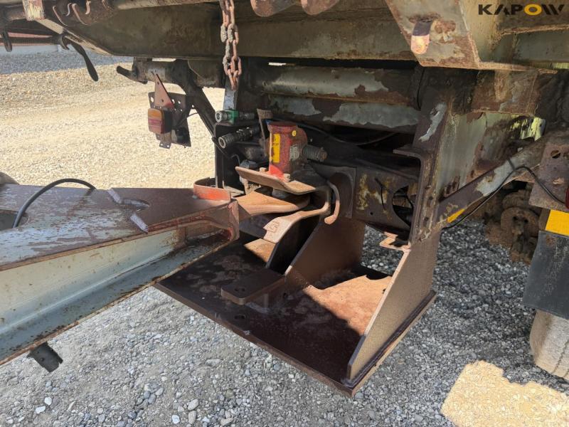 Tipper with trailer hitch 21