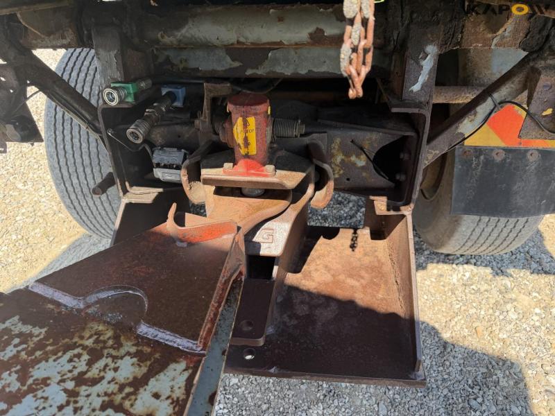 Tipper with trailer hitch 22