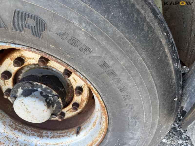 Tipper with trailer hitch 49
