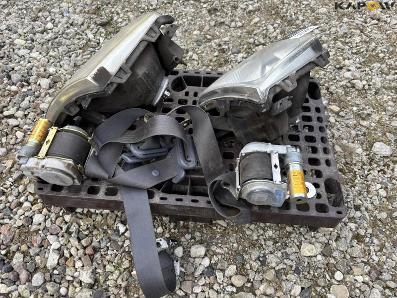 Toyota Hilux lights and seat belts 3